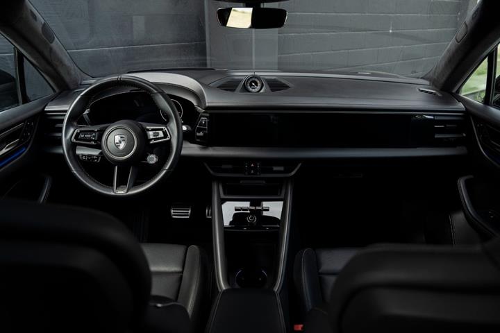 Sort Porsche Macan Turbo fra 2024