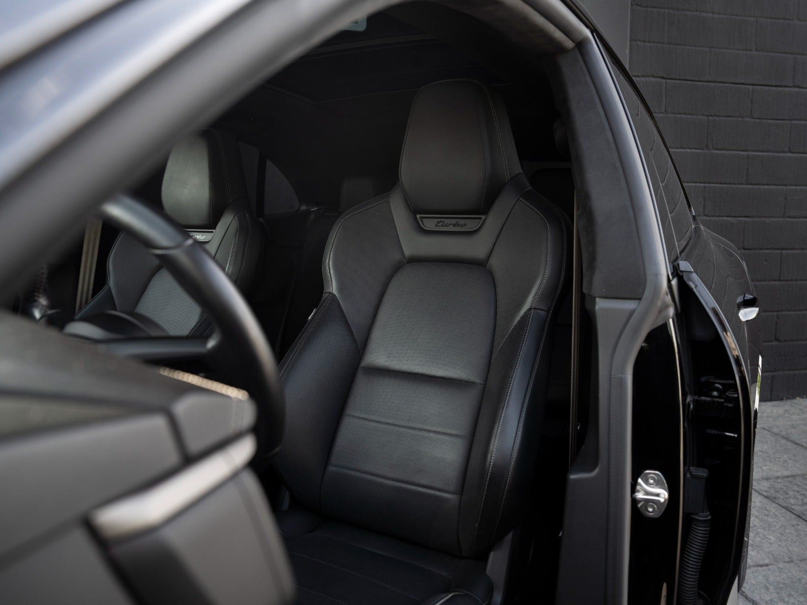 Sort Porsche Macan Turbo fra 2024