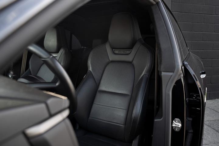 Sort Porsche Macan Turbo fra 2024