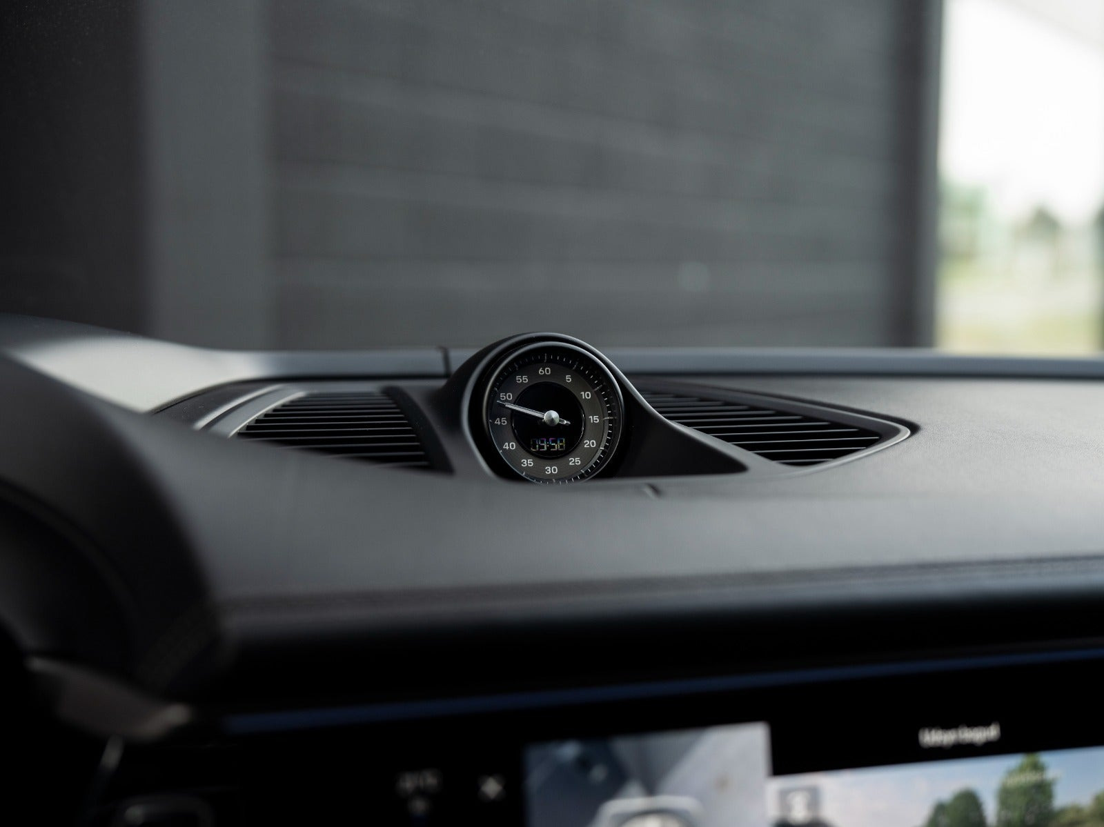 Sort Porsche Macan Turbo fra 2024