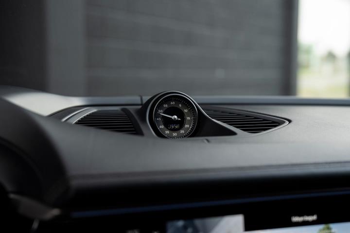 Sort Porsche Macan Turbo fra 2024