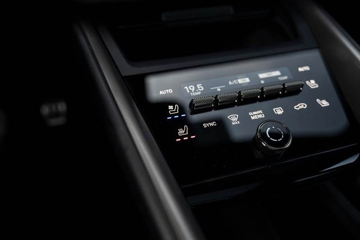 Sort Porsche Macan Turbo fra 2024