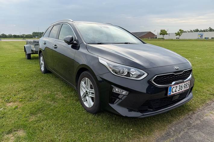 Sort Kia Ceed fra 2021 set udefra