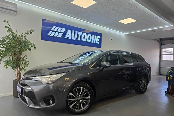Grå Toyota Avensis fra 2016