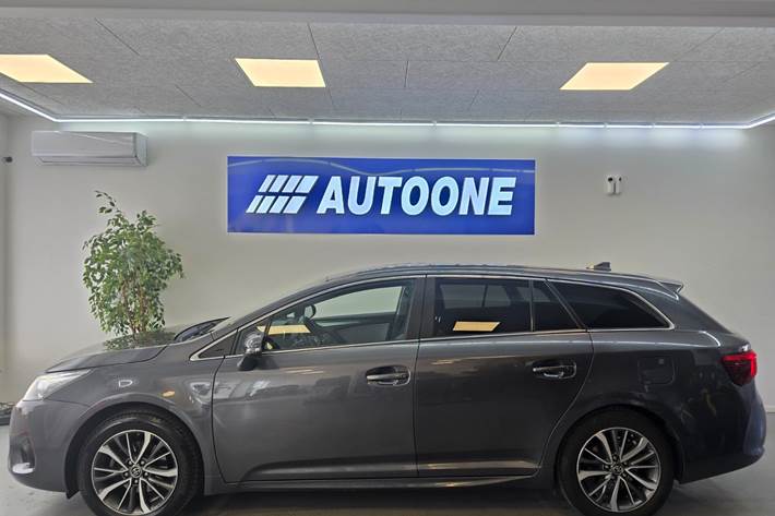 Grå Toyota Avensis fra 2016
