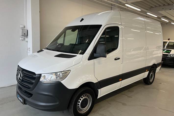 Hvid Mercedes Sprinter 317 fra 2024