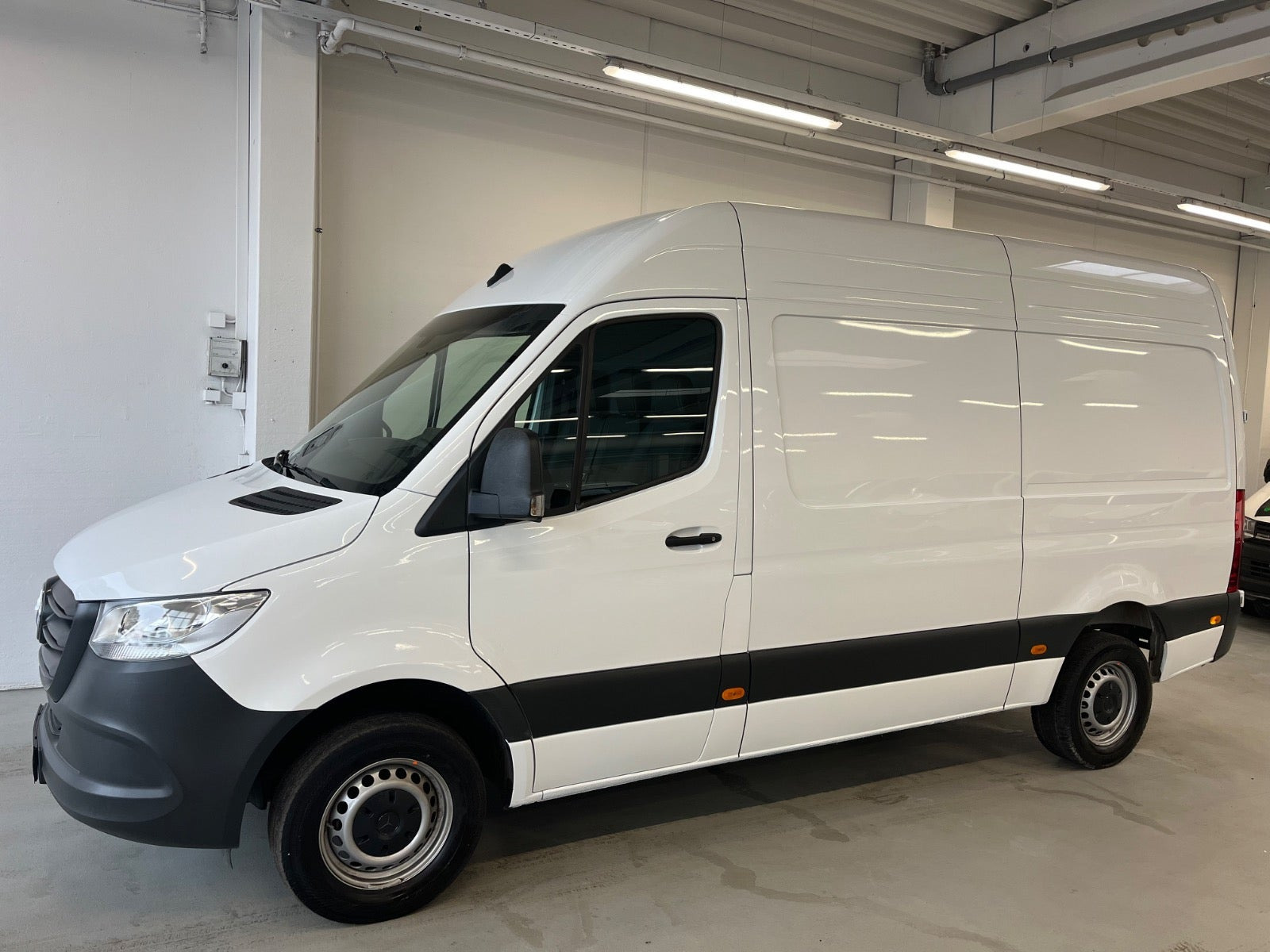 Hvid Mercedes Sprinter 317 fra 2024