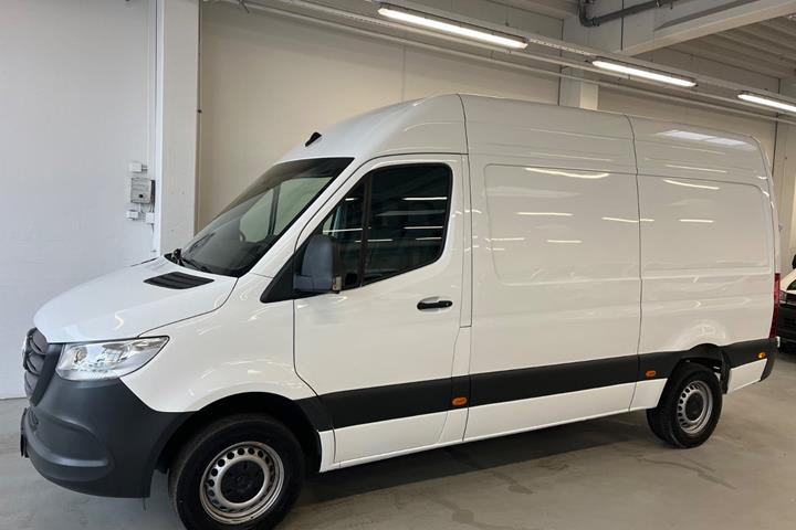 Hvid Mercedes Sprinter 317 fra 2024