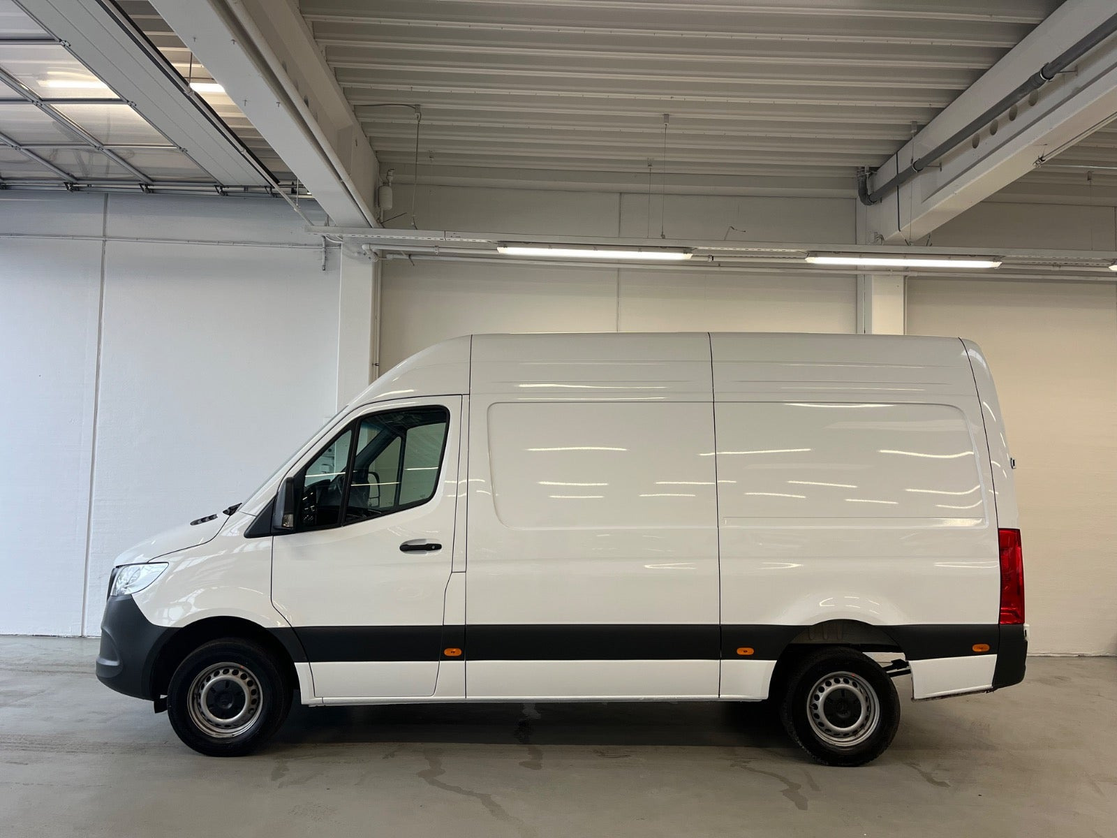 Hvid Mercedes Sprinter 317 fra 2024