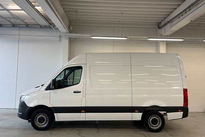 Hvid Mercedes Sprinter 317 fra 2024