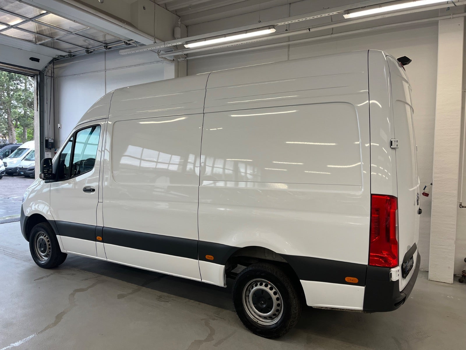 Hvid Mercedes Sprinter 317 fra 2024