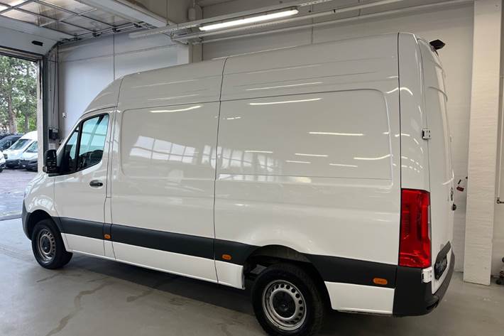 Hvid Mercedes Sprinter 317 fra 2024