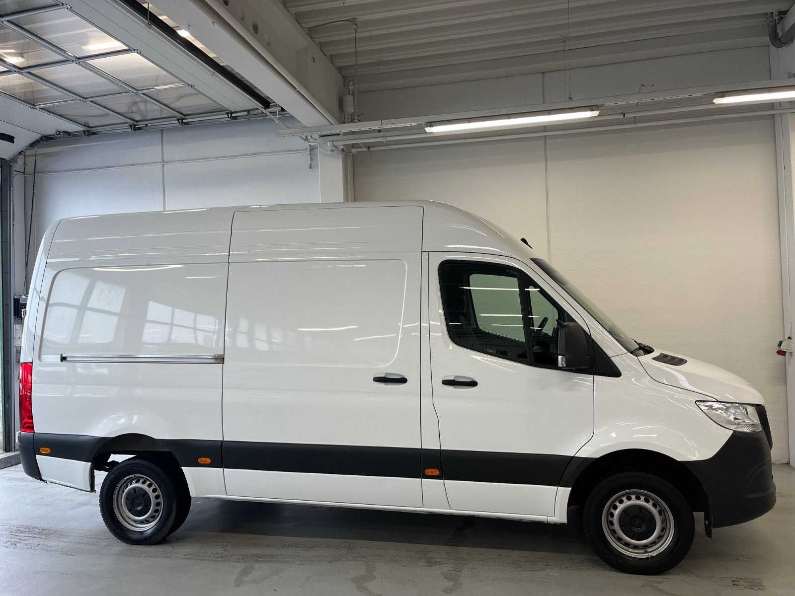 Hvid Mercedes Sprinter 317 fra 2024