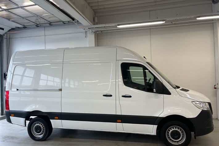 Hvid Mercedes Sprinter 317 fra 2024