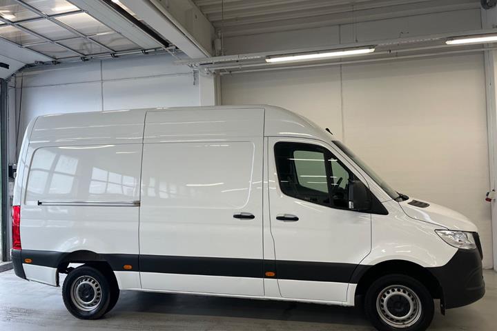 Hvid Mercedes Sprinter 317 fra 2024