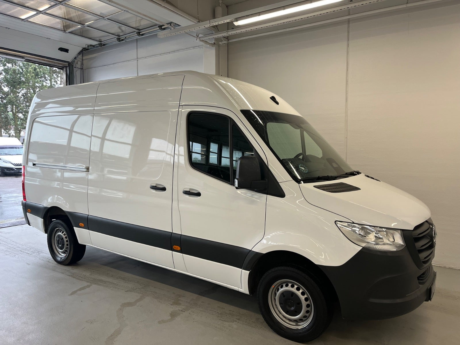 Hvid Mercedes Sprinter 317 fra 2024