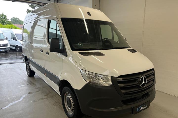 Hvid Mercedes Sprinter 317 fra 2024