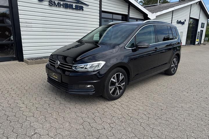 Sort VW Touran fra 2020 set udefra