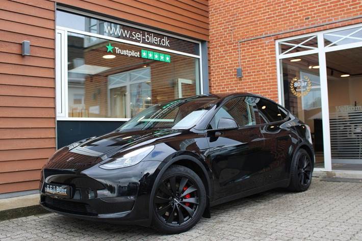 Sort Tesla Model Y fra 2023
