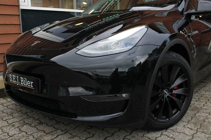 Sort Tesla Model Y fra 2023