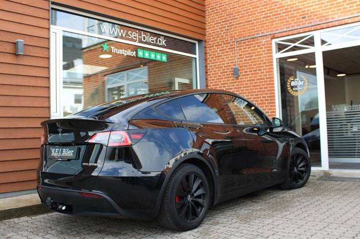 Sort Tesla Model Y fra 2023
