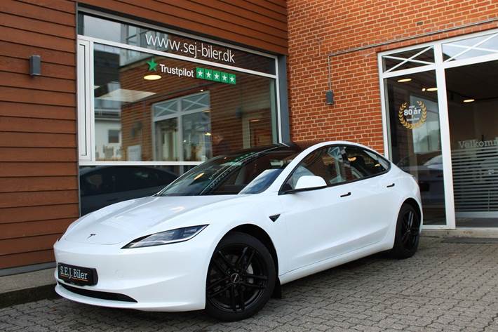 Hvid Tesla Model 3 fra 2024