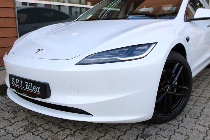 Hvid Tesla Model 3 fra 2024