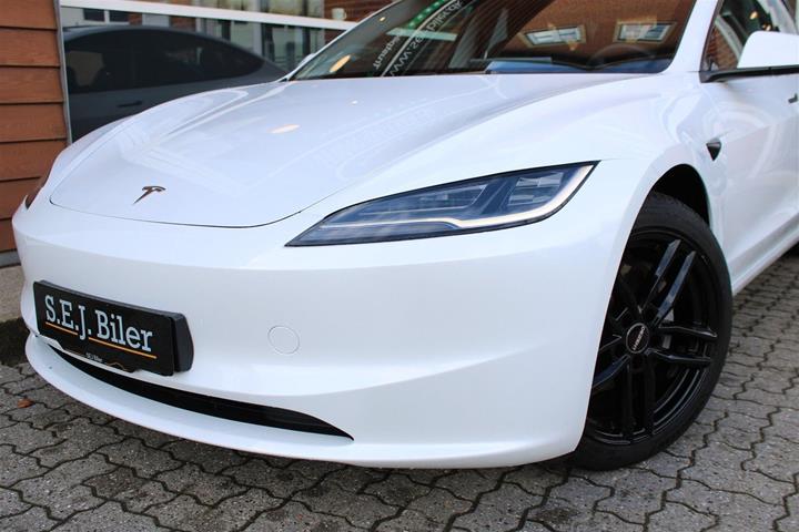 Hvid Tesla Model 3 fra 2024