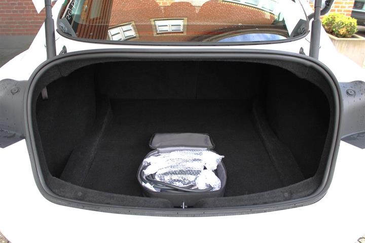 Hvid Tesla Model 3 fra 2024