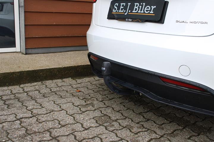 Hvid Tesla Model 3 fra 2024