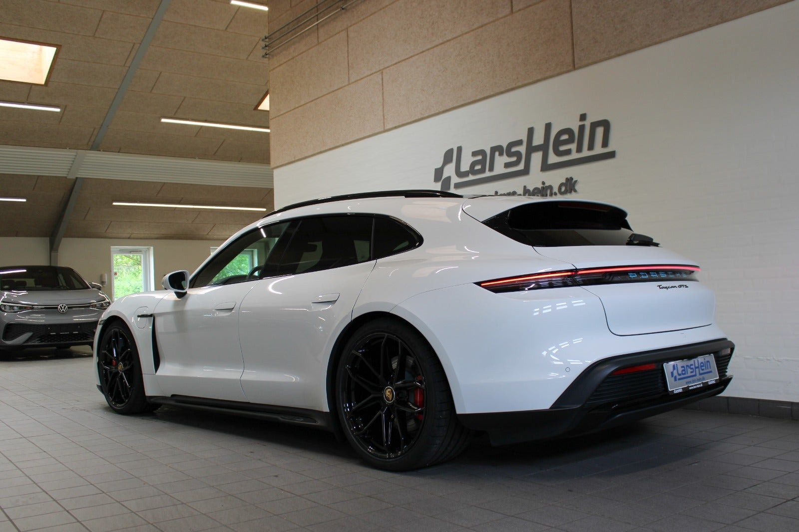 Hvid Porsche Taycan GTS fra 2023