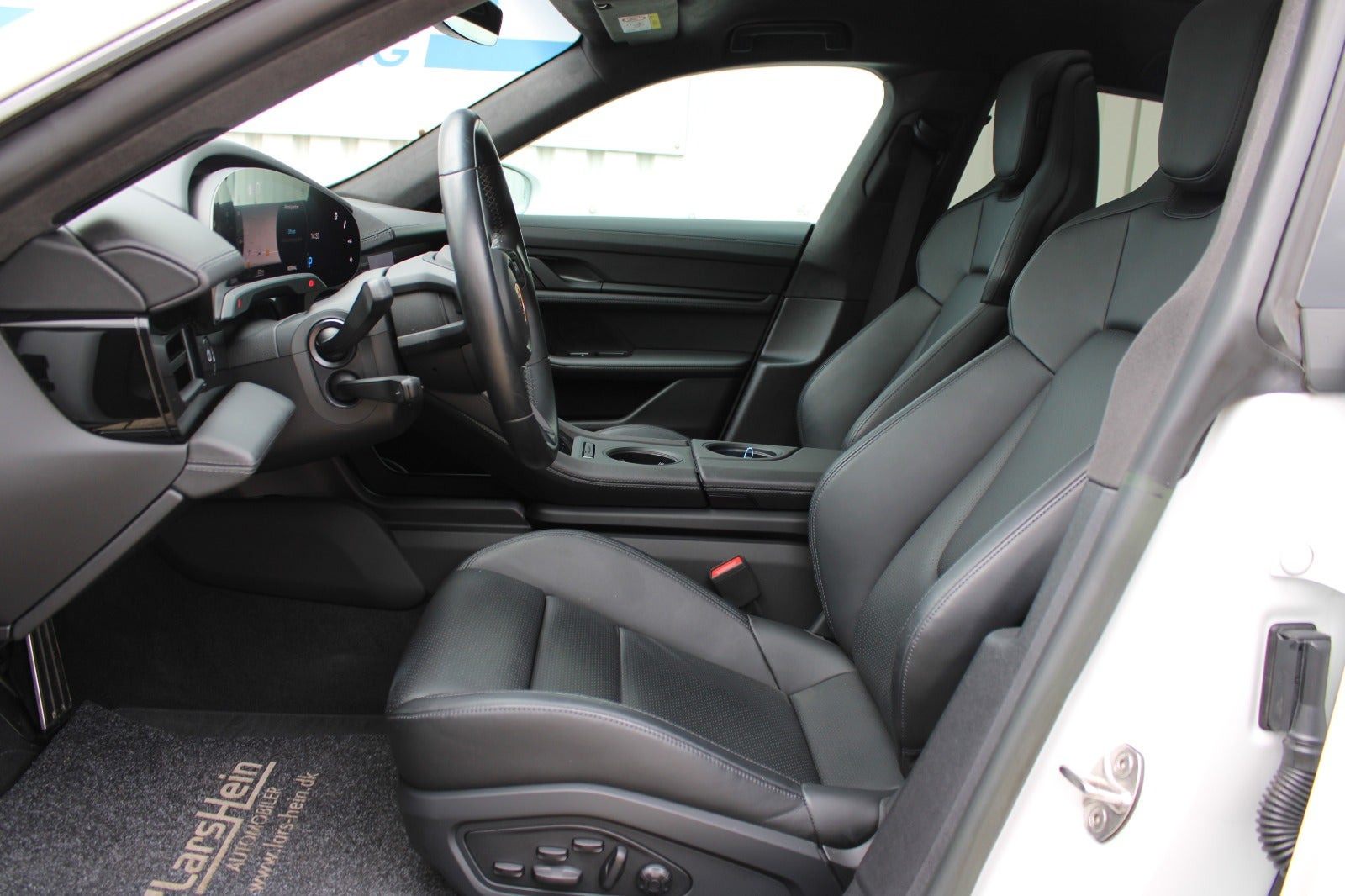 Hvid Porsche Taycan GTS fra 2023