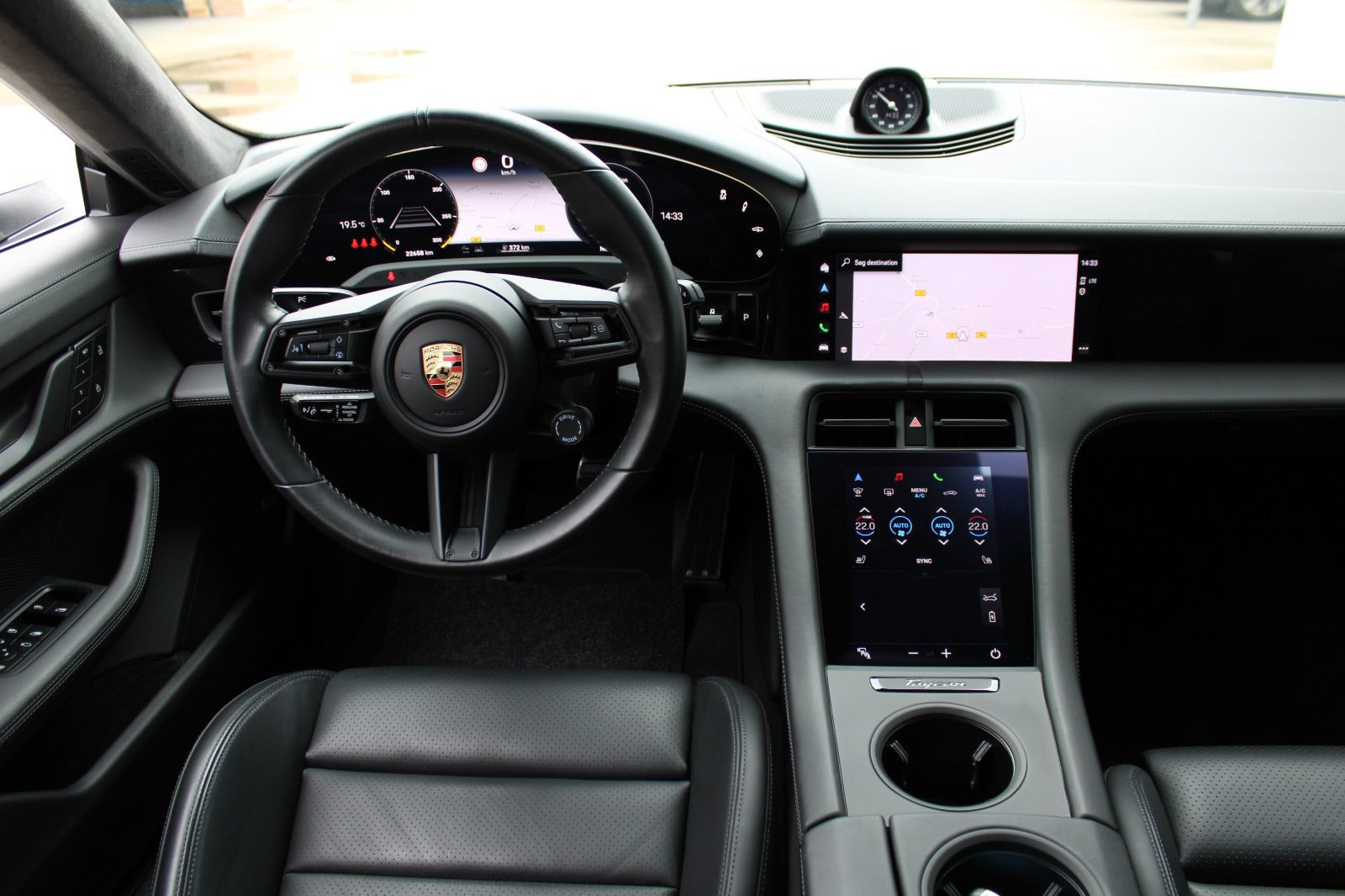 Hvid Porsche Taycan GTS fra 2023