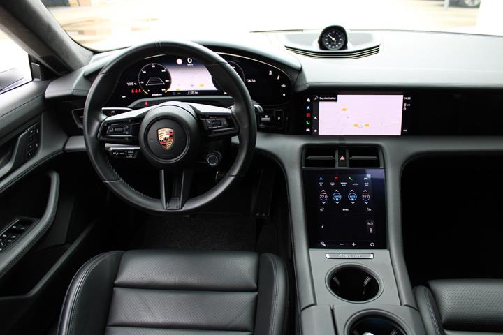 Hvid Porsche Taycan GTS fra 2023