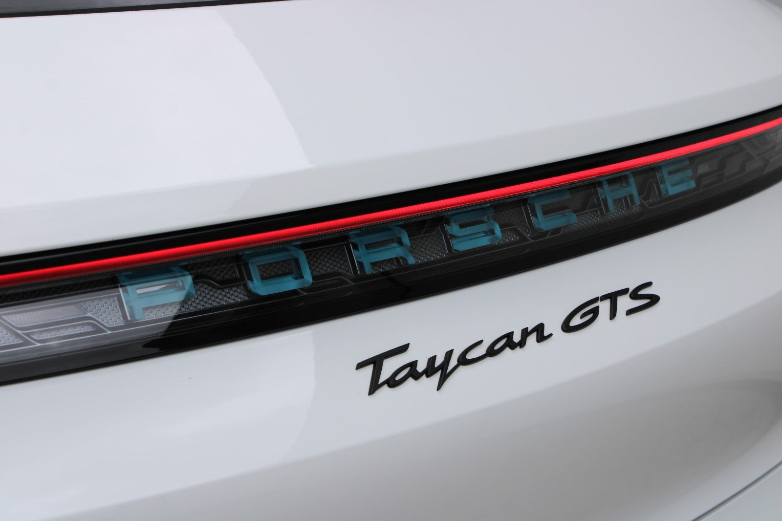 Hvid Porsche Taycan GTS fra 2023