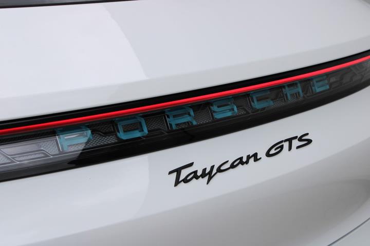 Hvid Porsche Taycan GTS fra 2023