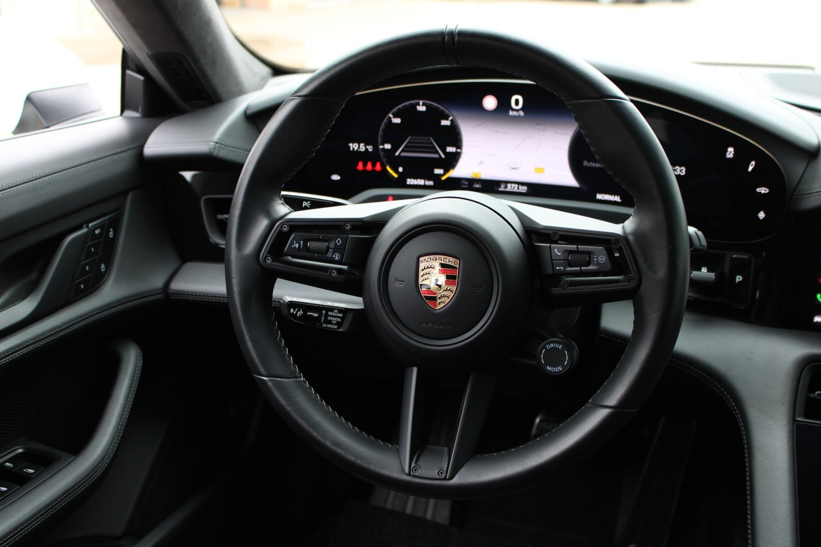 Hvid Porsche Taycan GTS fra 2023
