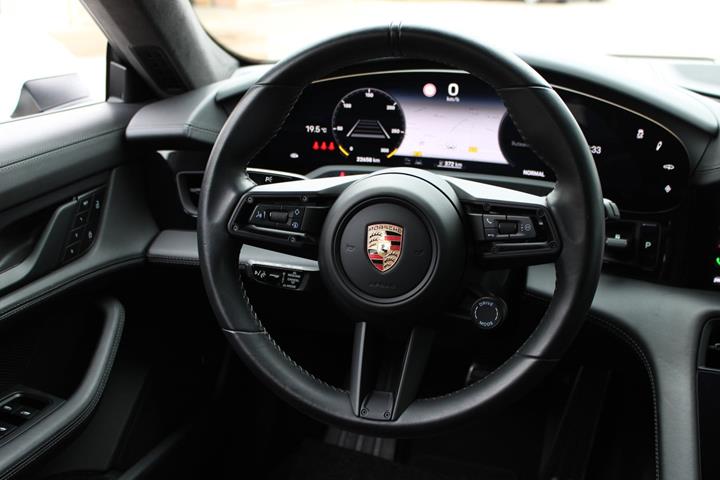 Hvid Porsche Taycan GTS fra 2023