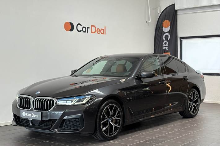 Grå BMW 545e fra 2022