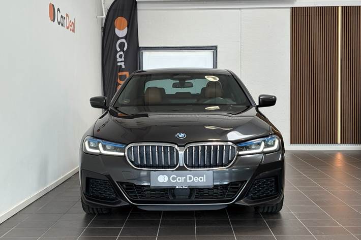 Grå BMW 545e fra 2022