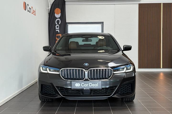 Grå BMW 545e fra 2022