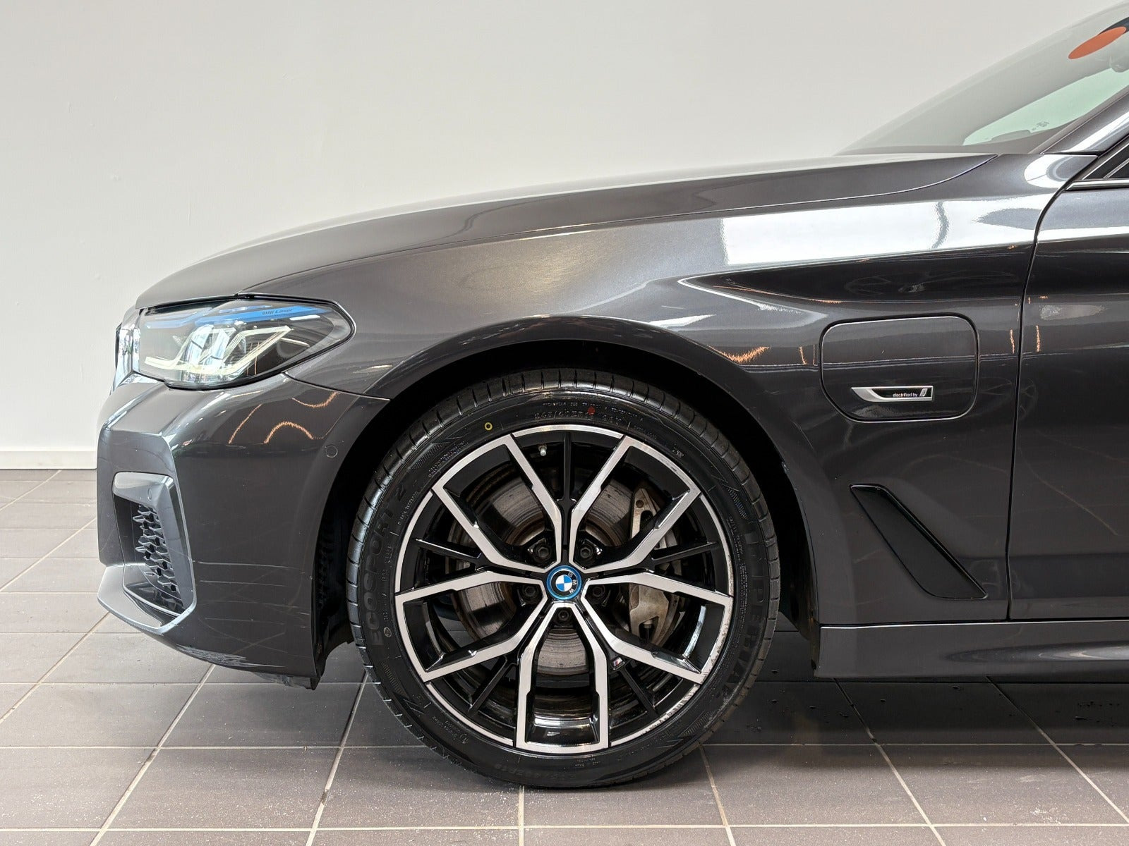 Grå BMW 545e fra 2022