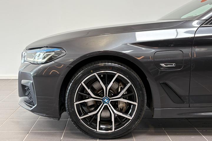 Grå BMW 545e fra 2022