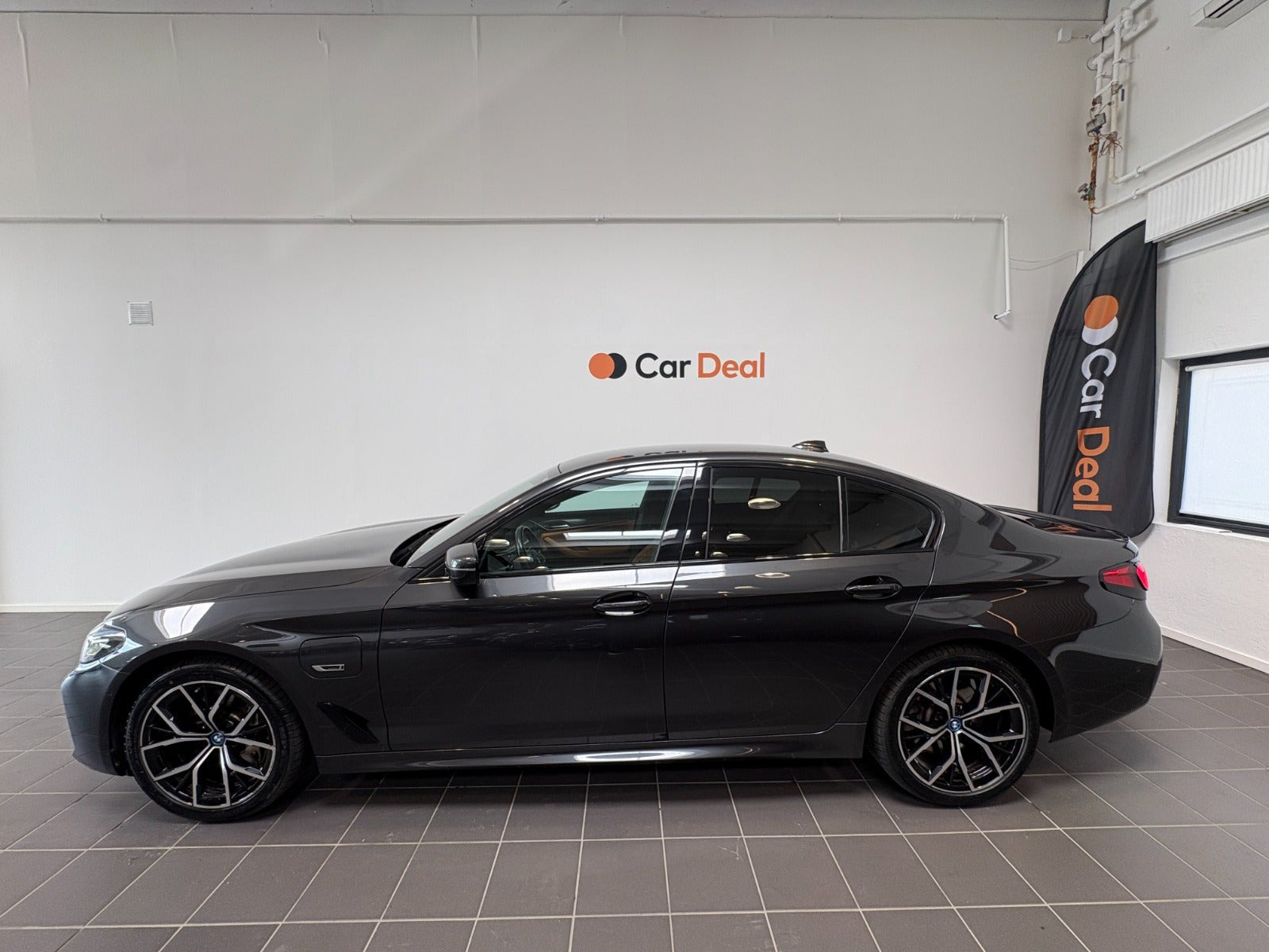 Grå BMW 545e fra 2022