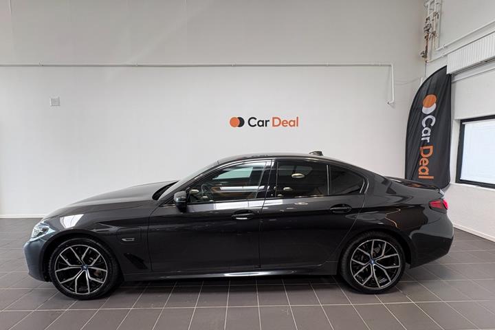 Grå BMW 545e fra 2022