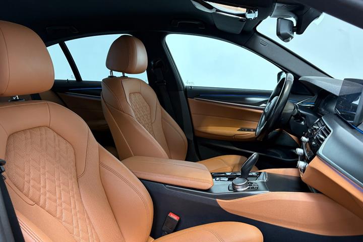 Grå BMW 545e fra 2022