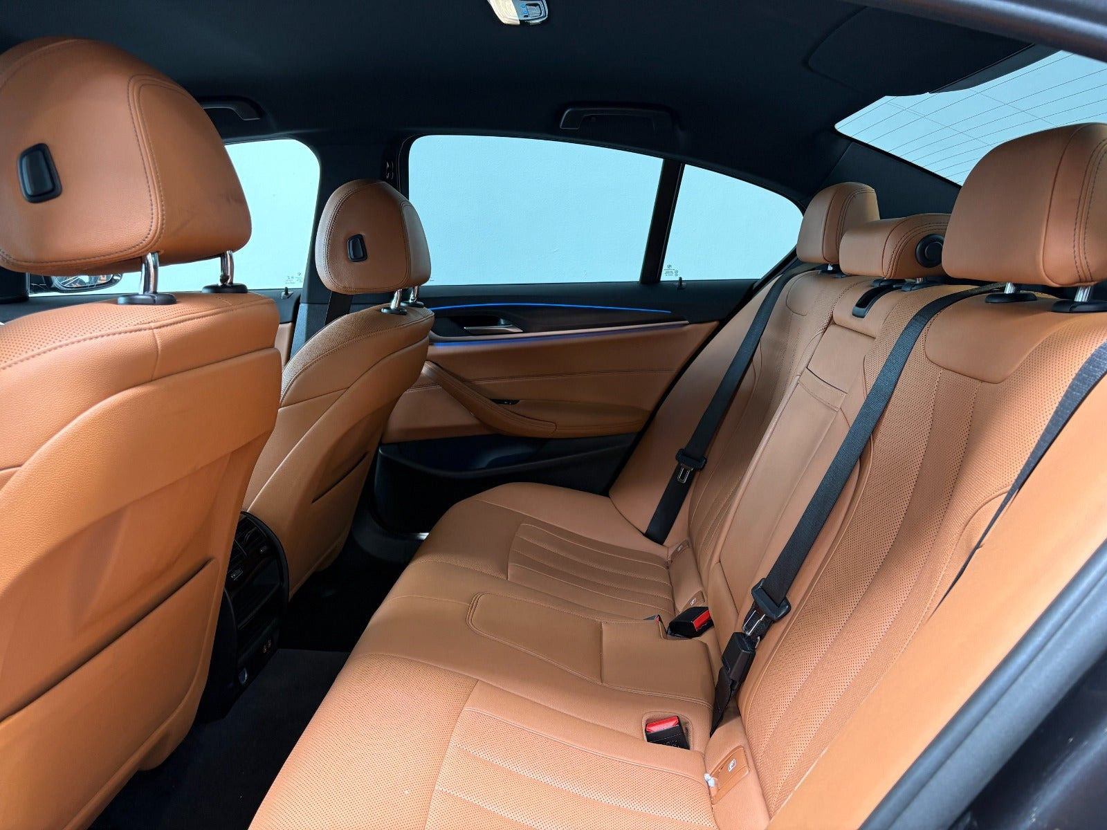 Grå BMW 545e fra 2022