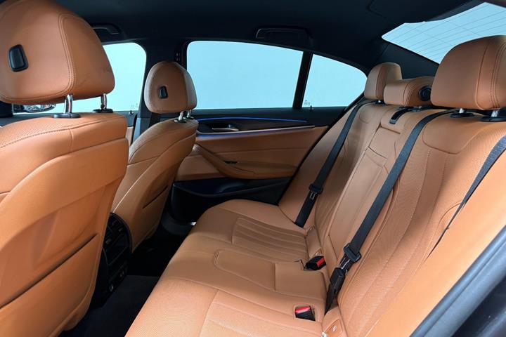 Grå BMW 545e fra 2022