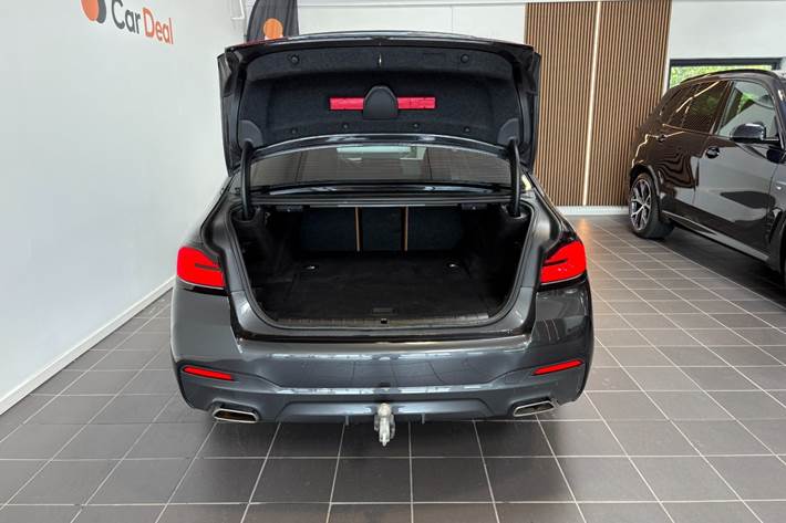 Grå BMW 545e fra 2022