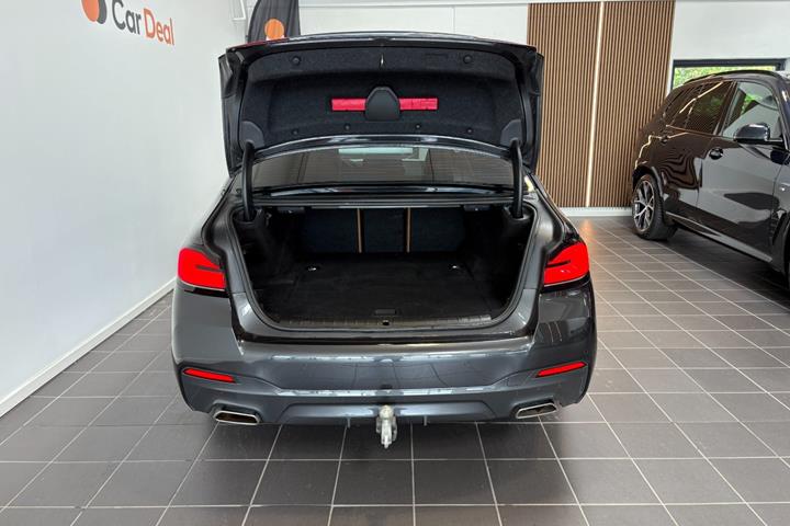 Grå BMW 545e fra 2022